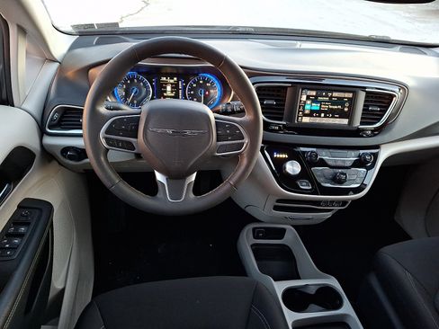 Used 2023 Chrysler Voyager LX image 12