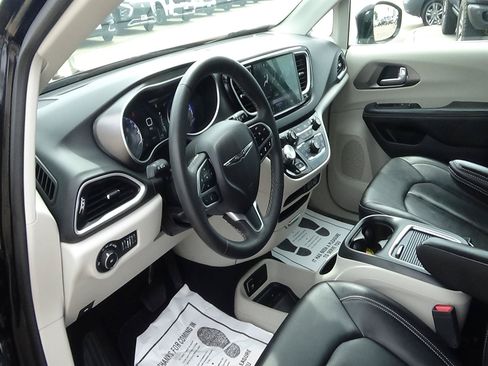 Certified 2024 Chrysler Pacifica Touring-L FWD image 15