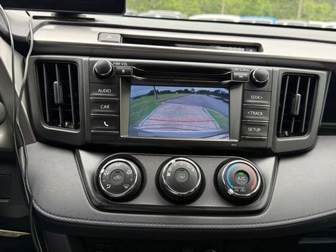 Used 2018 Toyota RAV4 LE FWD image 19