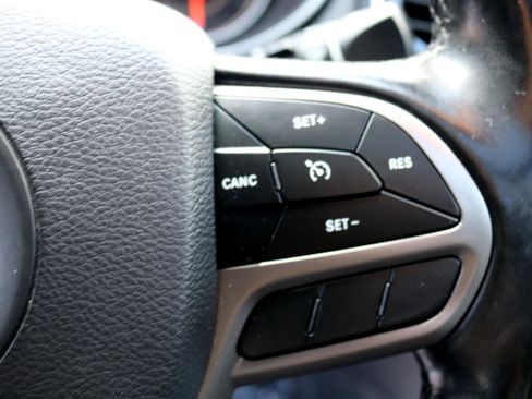 Used 2020 Jeep Cherokee Limited image 21