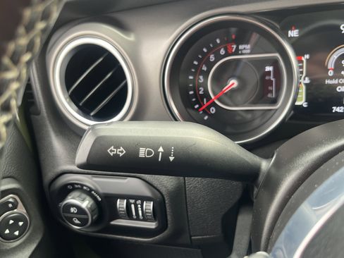 Used 2021 Jeep Gladiator Rubicon AWD/4WD image 24
