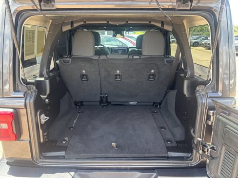 Used 2025 Jeep Wrangler Unlimited Sahara AWD/4WD image 30