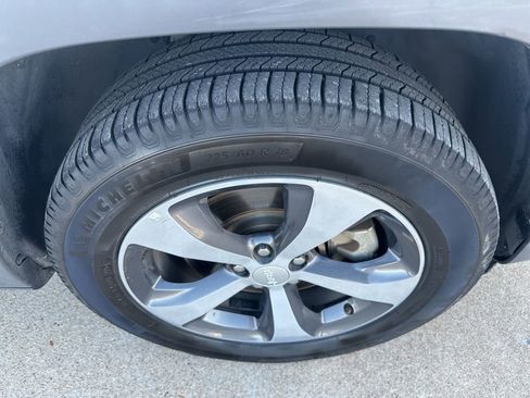 Used 2019 Jeep Cherokee Limited image 19