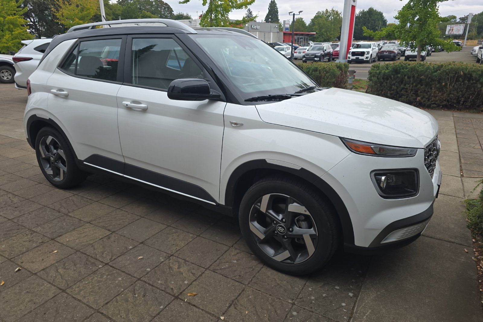 Used 2025 Hyundai Venue Limited FWD image 2