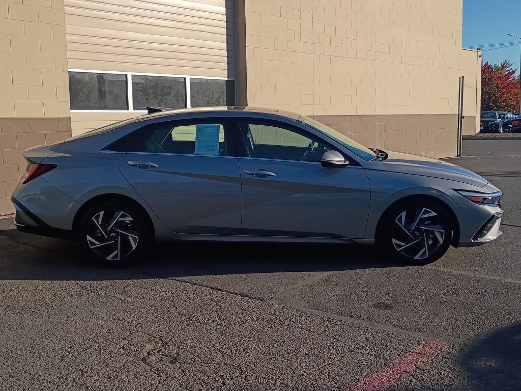 Certified 2025 Hyundai Elantra Limited FWD image 3