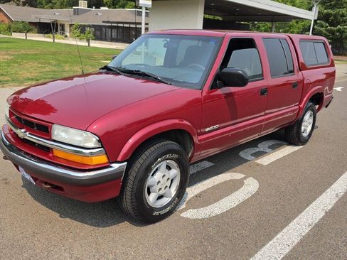 Used 2001 Chevrolet S10 Pickup LS AWD/4WD image 1