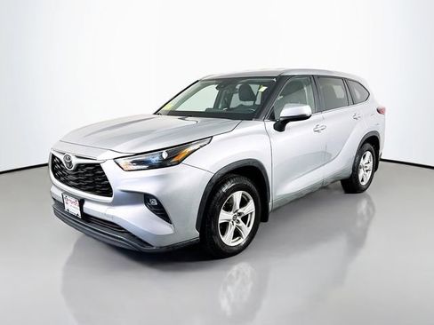 Used 2023 Toyota Highlander LE AWD/4WD image 2
