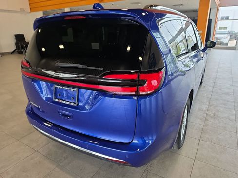 Used 2021 Chrysler Pacifica Touring-L w/ Uconnect Theater Family Group FWD image 6