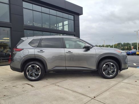 Used 2024 Nissan Rogue SV image 8