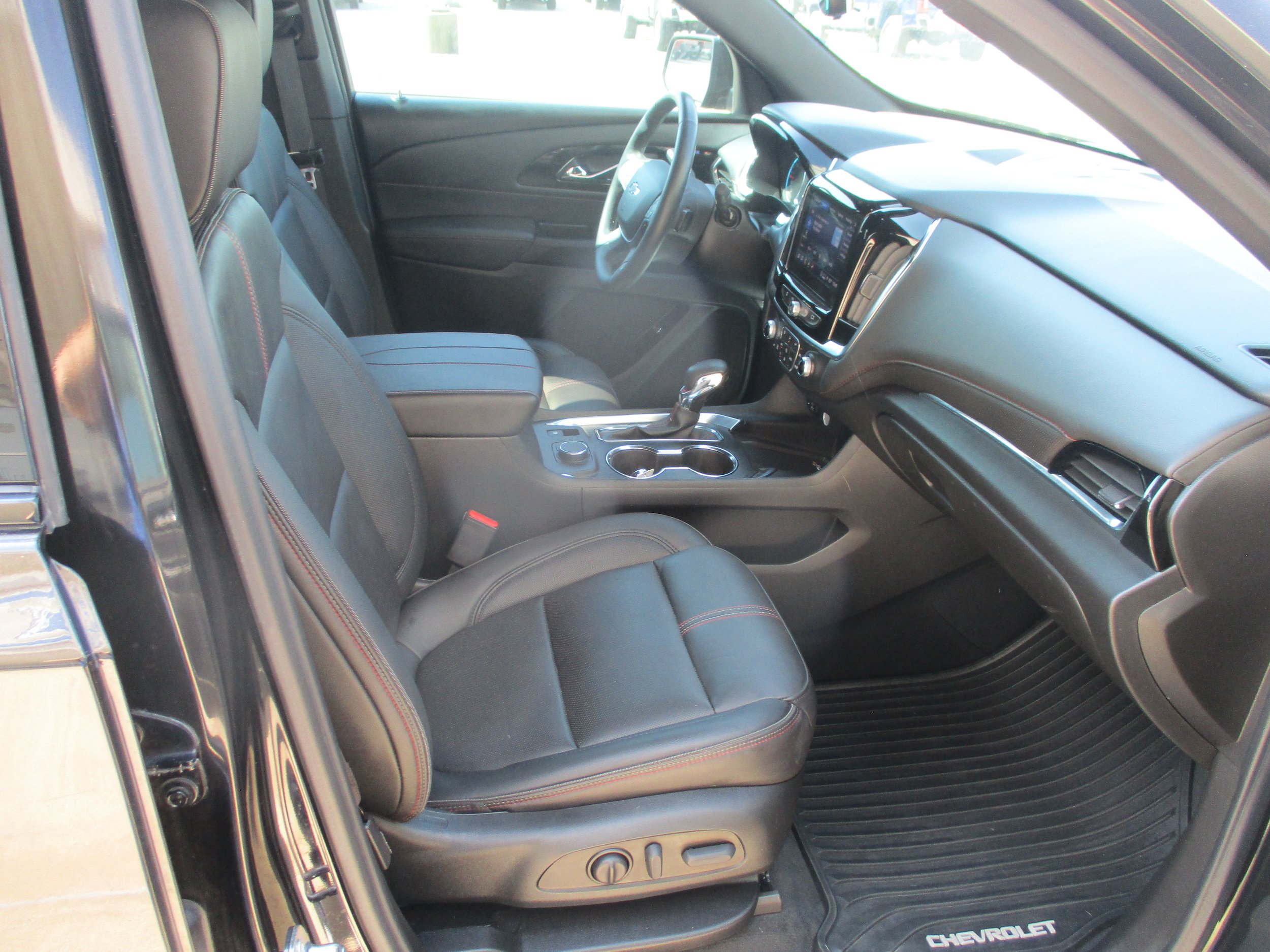 Used 2023 Chevrolet Traverse RS FWD image 11