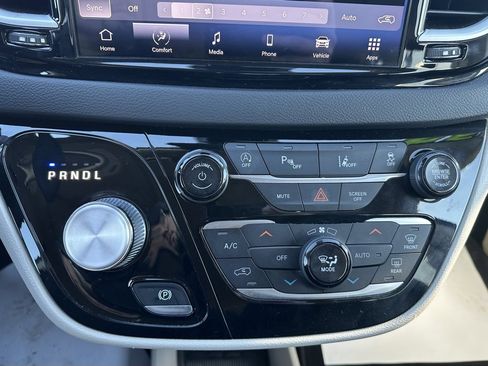Used 2022 Chrysler Pacifica Touring-L image 35