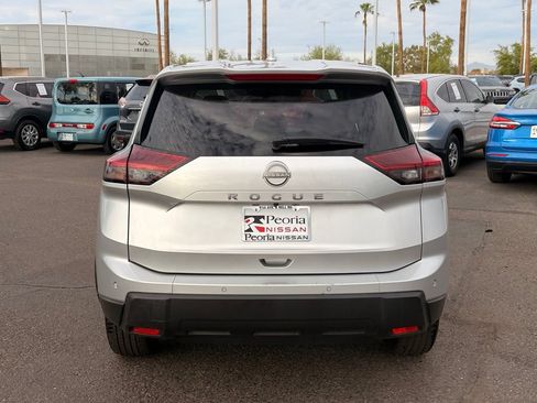 Certified 2025 Nissan Rogue SV FWD image 5