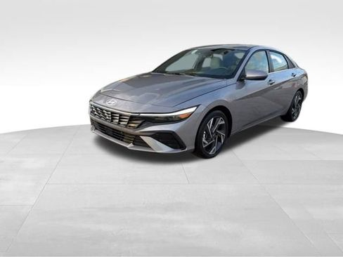 Used 2025 Hyundai Elantra Limited image 2