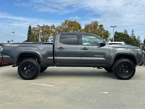 Used 2019 Toyota Tacoma TRD Sport image 2