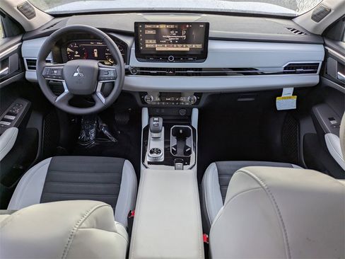 New 2025 Mitsubishi Outlander SE image 16