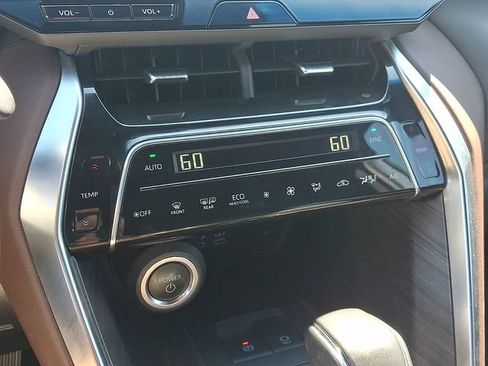 Used 2023 Toyota Venza XLE AWD/4WD image 17