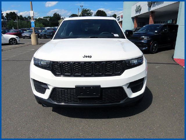 Used 2024 Jeep Grand Cherokee Altitude AWD/4WD image 3