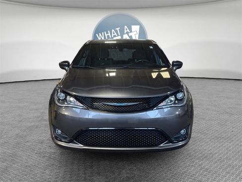 Used 2020 Chrysler Pacifica Touring w/ S Appearance Package image 9