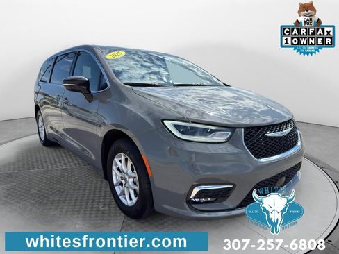 Used 2025 Chrysler Pacifica Select FWD image 3