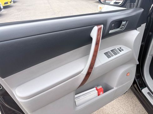 Used 2013 Toyota Highlander Limited AWD/4WD image 27