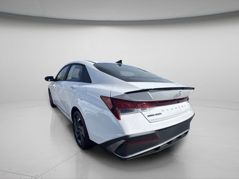 Used 2025 Hyundai Elantra Sport FWD image 4