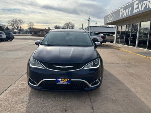 Used 2017 Chrysler Pacifica Limited w/ UConnect Theater Package image 9