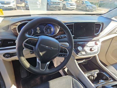 Used 2023 Chrysler Pacifica Limited image 11
