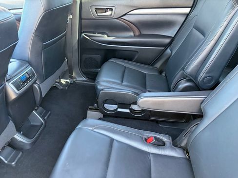Used 2018 Toyota Highlander XLE AWD/4WD image 14