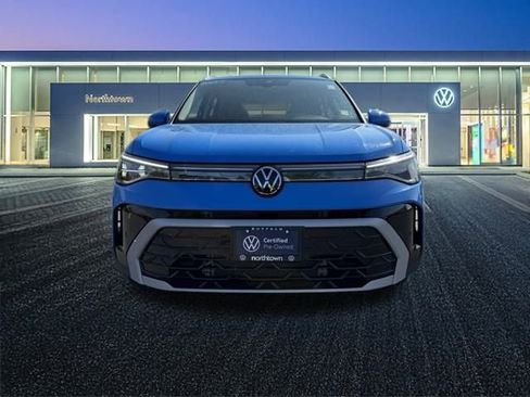 Certified 2025 Volkswagen Taos SEL image 9