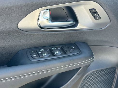 New 2026 Chrysler Pacifica Select FWD image 19