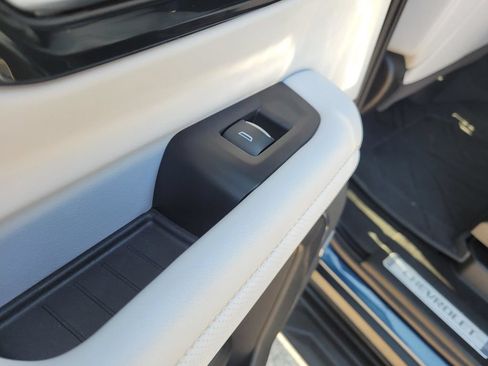 Used 2025 Chevrolet Tahoe Premier AWD/4WD image 18