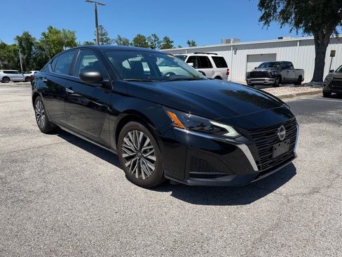 Used 2024 Nissan Altima 2.5 SV FWD image 8