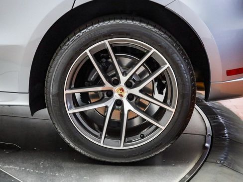Used 2025 Porsche Macan image 9