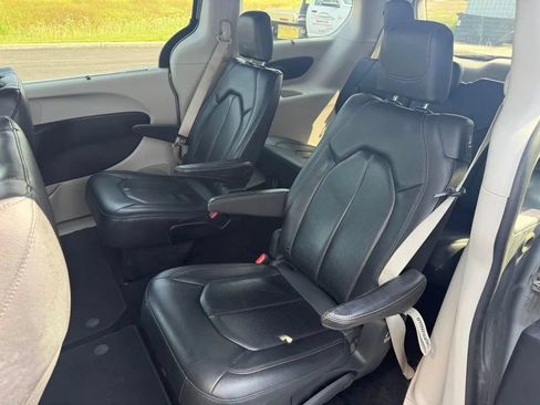 Used 2019 Chrysler Pacifica Touring-L FWD image 14