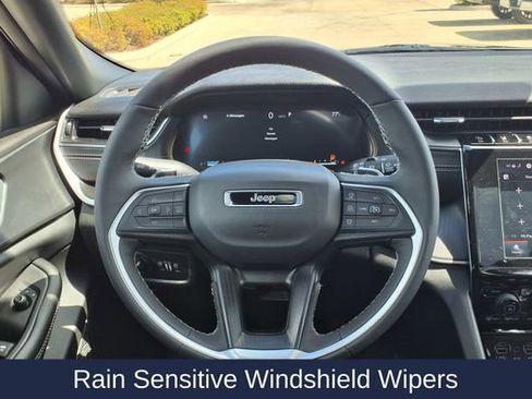 Used 2025 Jeep Grand Cherokee Altitude image 23