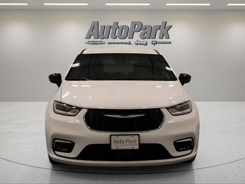 Used 2025 Chrysler Pacifica Select FWD image 4