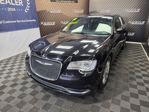 Used 2018 Chrysler 300 Touring L AWD/4WD image 2