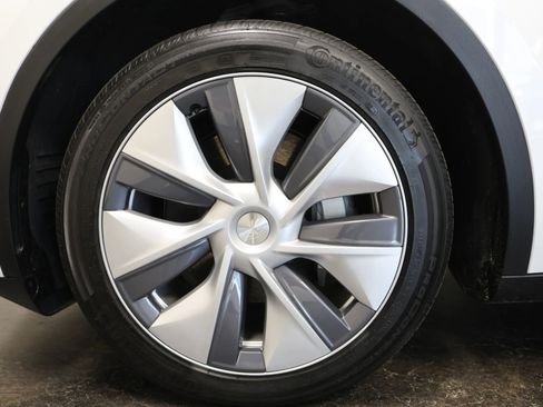 Used 2024 Tesla Model Y Long Range AWD/4WD image 20