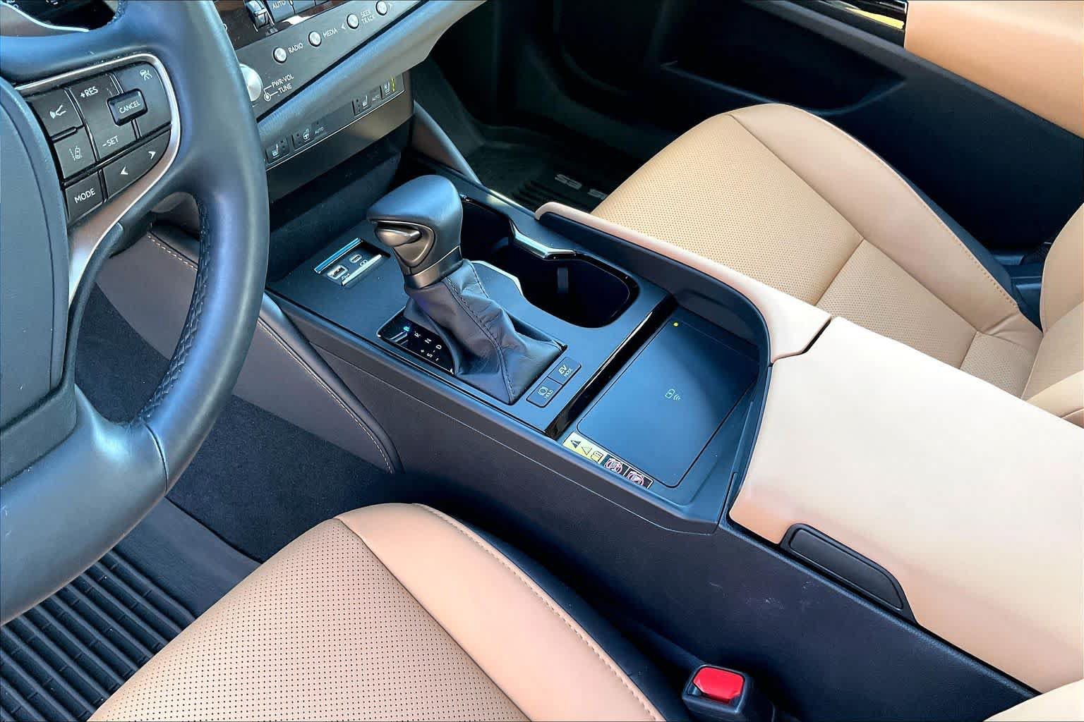 Used 2025 Lexus ES 300h w/ Premium Package FWD image 16