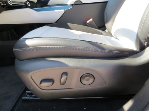 Used 2025 Chevrolet Equinox EV LT FWD image 16