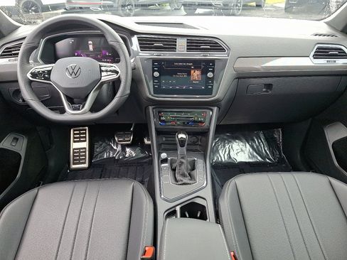 Used 2024 Volkswagen Tiguan SE R-Line image 11