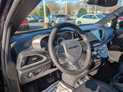 New 2026 Chrysler Pacifica Select image 12