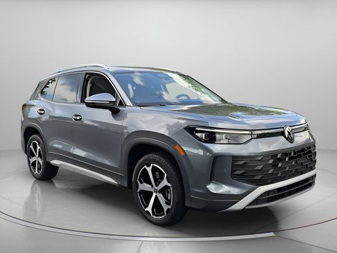 Certified 2025 Volkswagen Tiguan SE AWD/4WD image 7