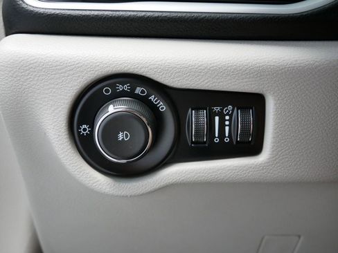 Used 2024 Chrysler Pacifica Touring-L image 24