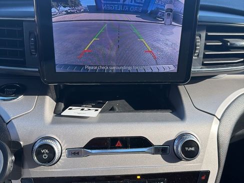 Used 2023 Ford Explorer XLT w/ Equipment Group 202A image 7