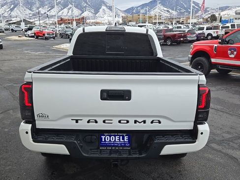 Used 2018 Toyota Tacoma TRD Sport w/ Technology Package image 5