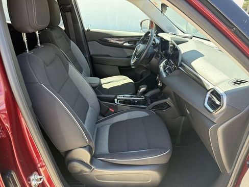 Used 2025 Chevrolet TrailBlazer LT w/ LT Cold Weather Package FWD image 25