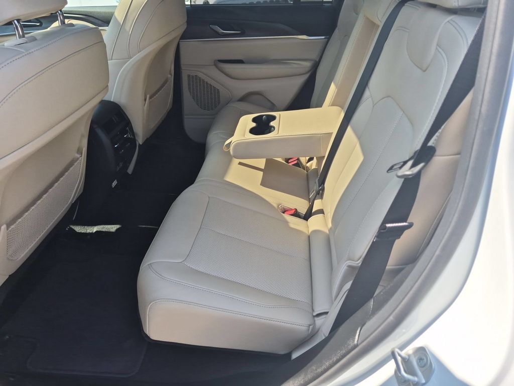 Certified 2025 Jeep Grand Cherokee Limited w/ Luxury Tech Group II AWD/4WD image 28