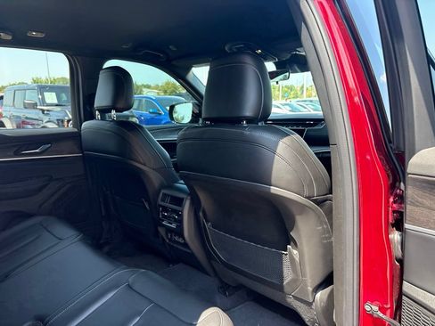Used 2025 Jeep Grand Cherokee Limited AWD/4WD image 33