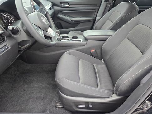 Used 2025 Nissan Altima 2.5 SV FWD image 10